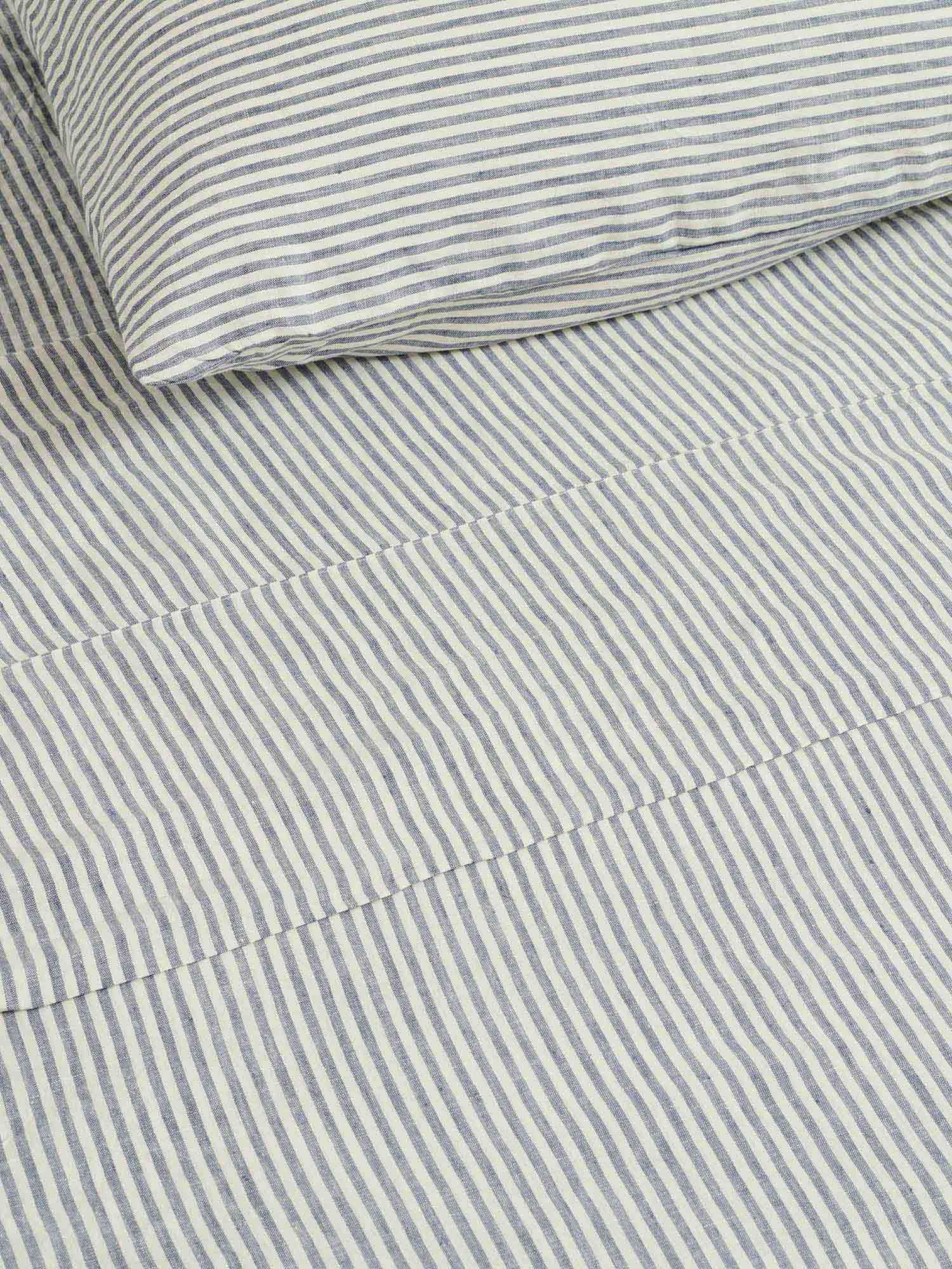fitted sheet in blue stripes