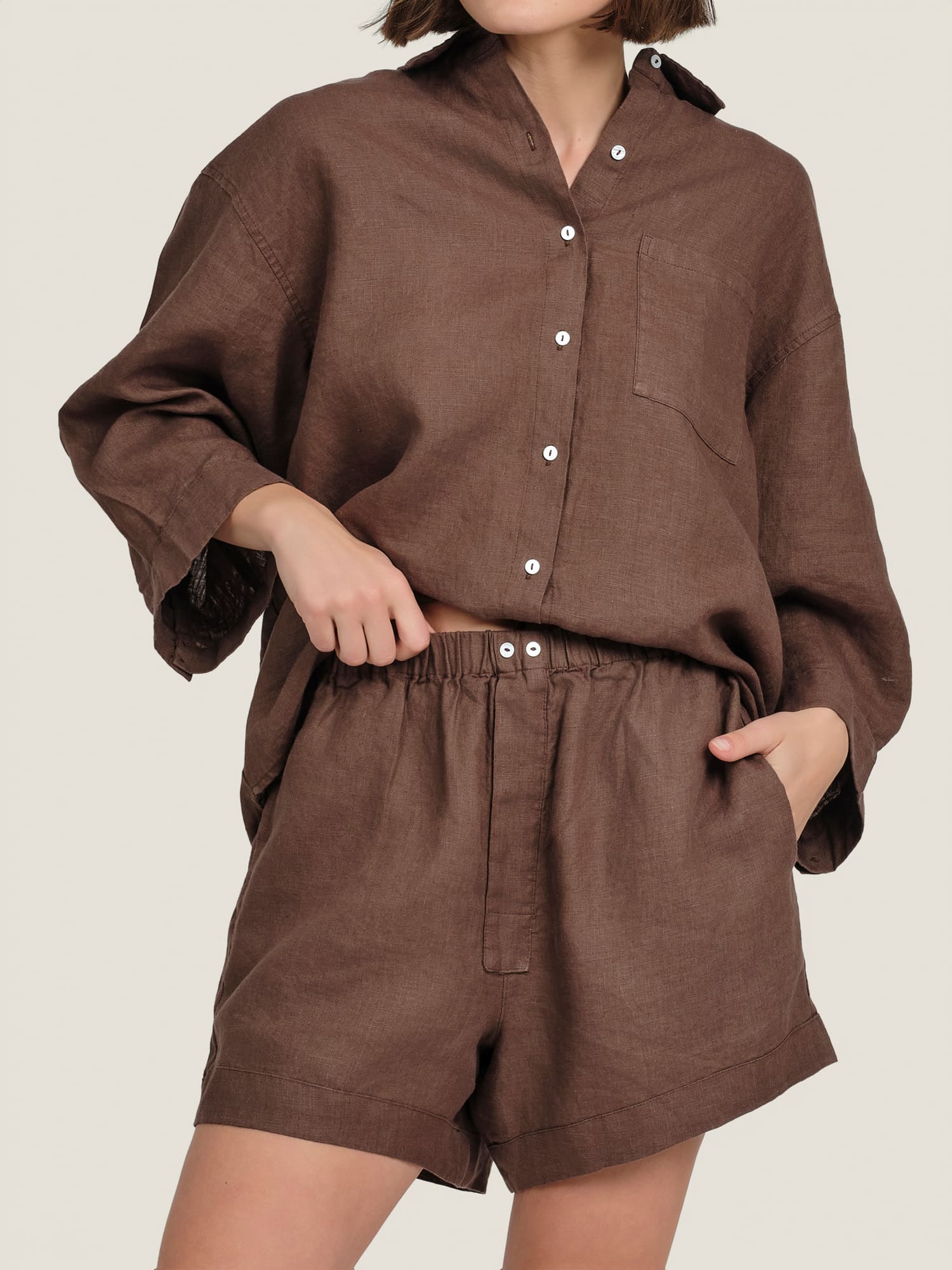 Linen shorts in chocolate