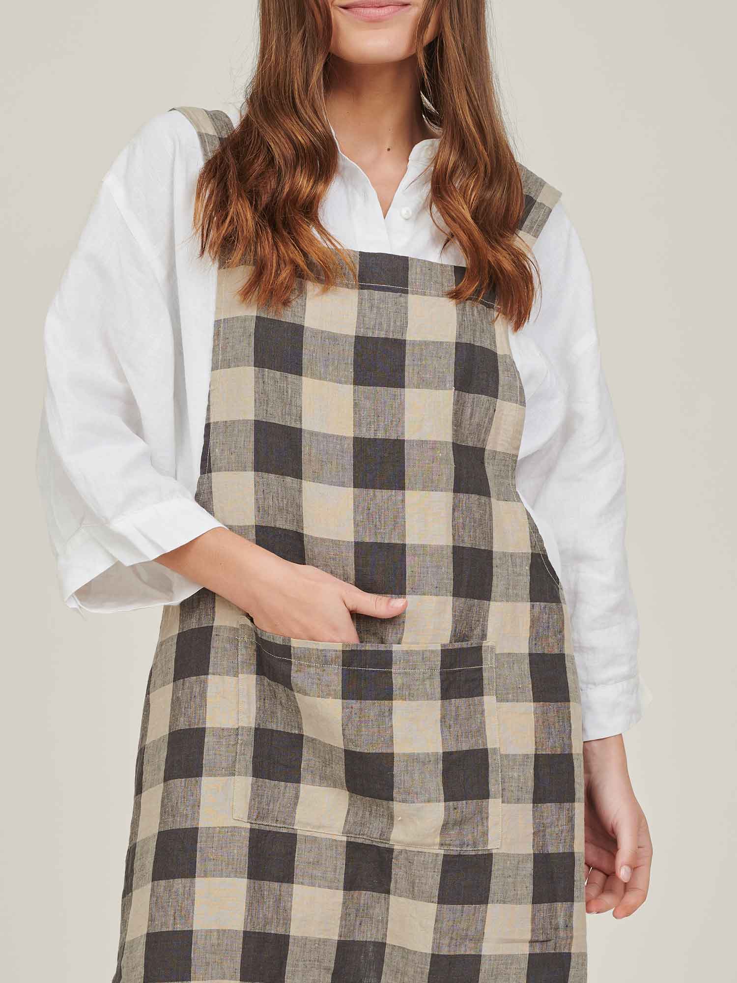 apron in natural dark check