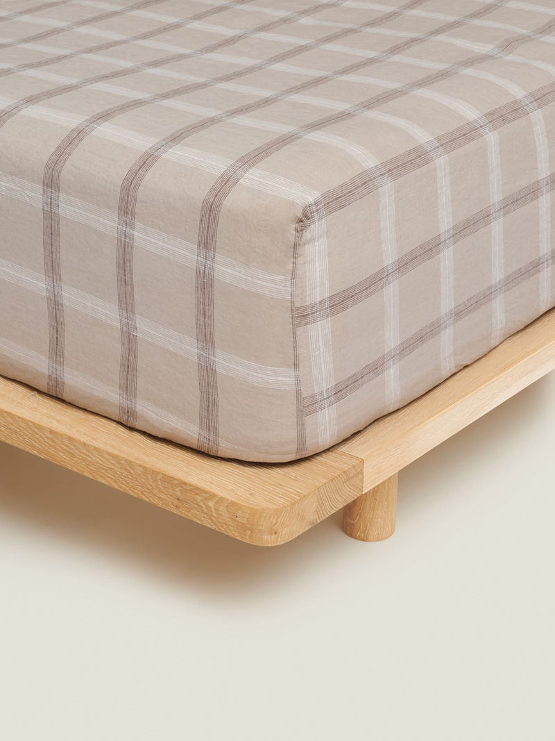 fitted sheet in natural plaid