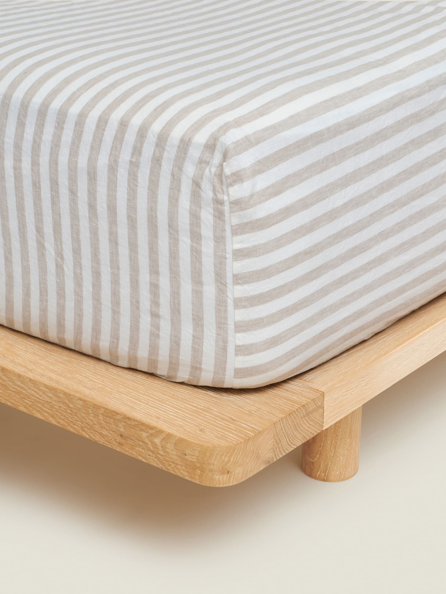 fitted sheet in wide natural stripes