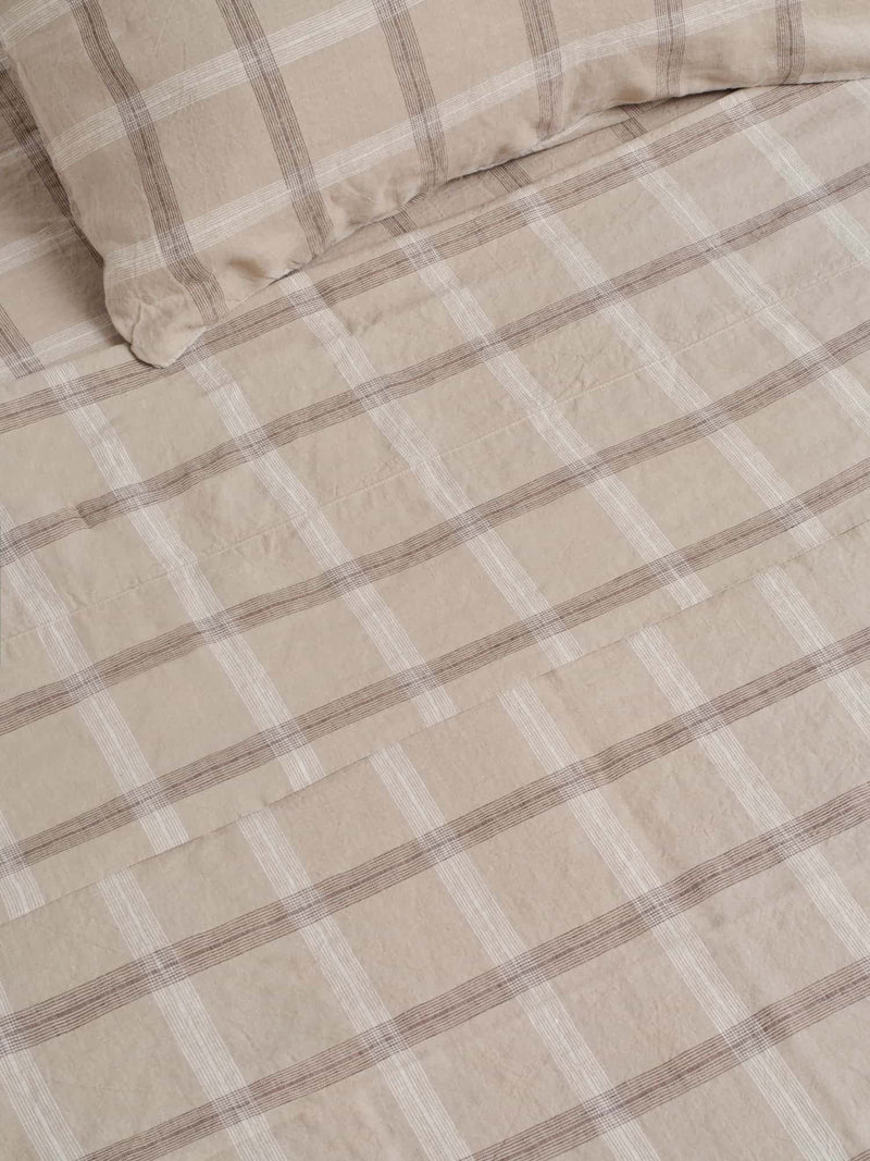 fitted sheet in natural plaid