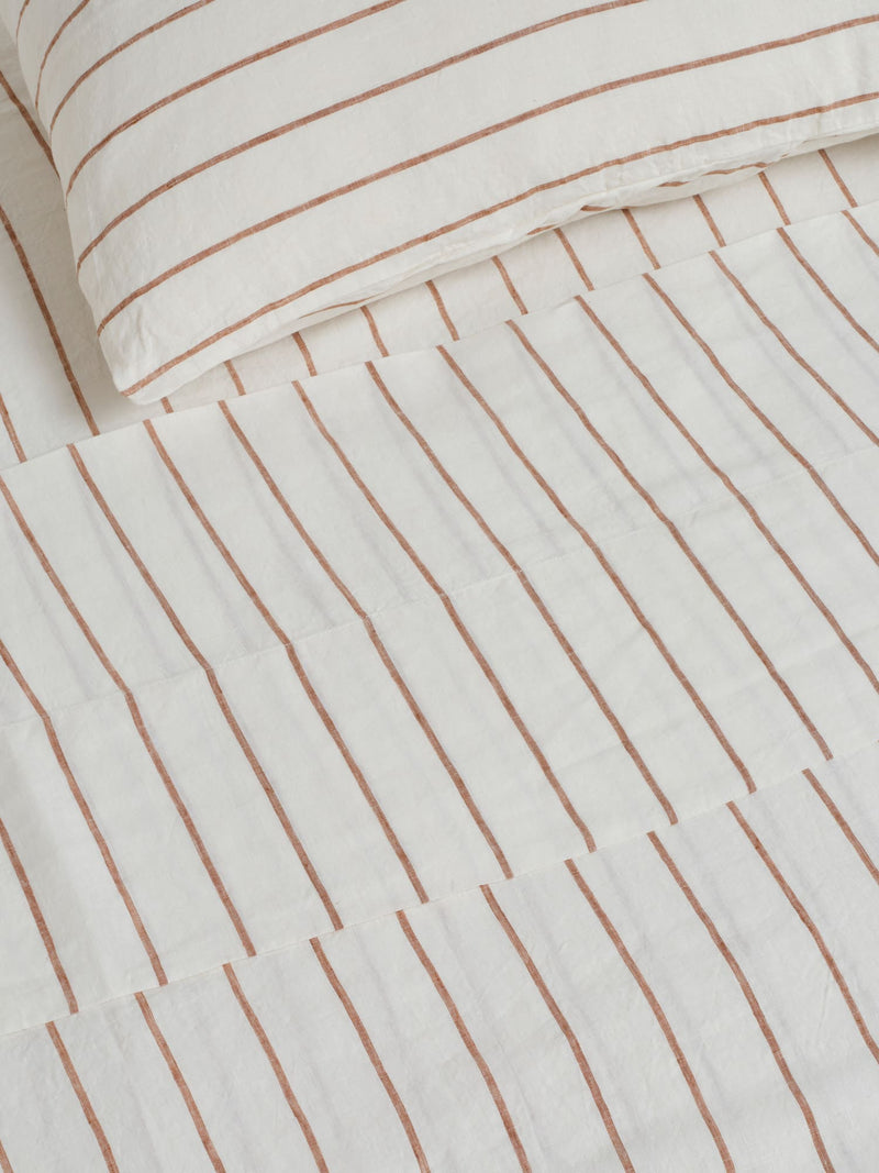 fitted sheet in tobacco stripes