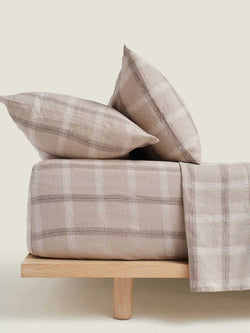 fitted sheet in natural plaid